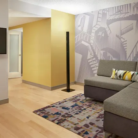 Hilton Toronto Airport Hotel & Suites-3